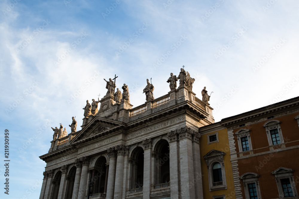 サン・ジョバンニ・イン・ラテラノ大聖堂の十二使徒像（ローマ、イタリア）