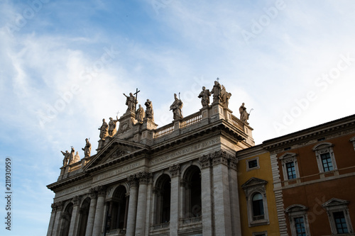 サン・ジョバンニ・イン・ラテラノ大聖堂の十二使徒像（ローマ、イタリア）