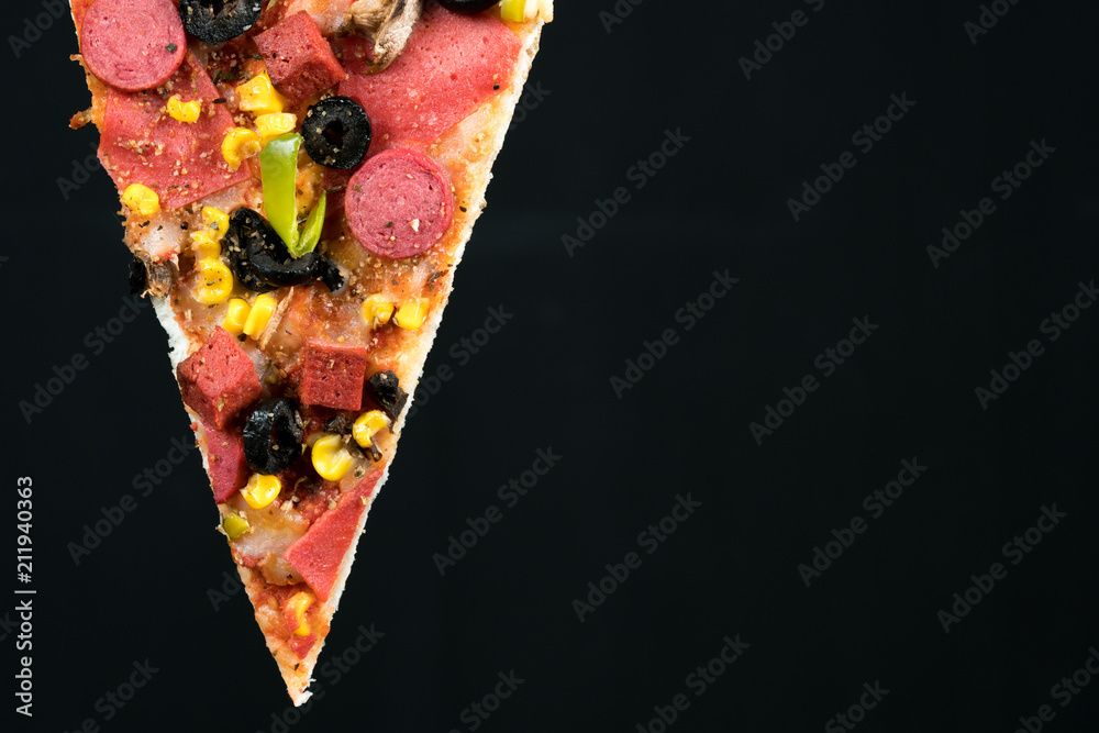 Fototapeta karışık pizza dilimi ve siyah arkaplan