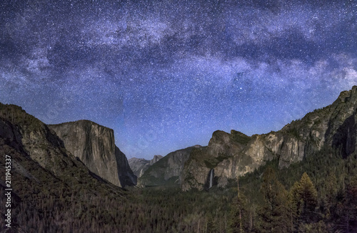 Canvas Print Are the Stars Out Tonight - Milky Way over Moonlit Yosemite Valley