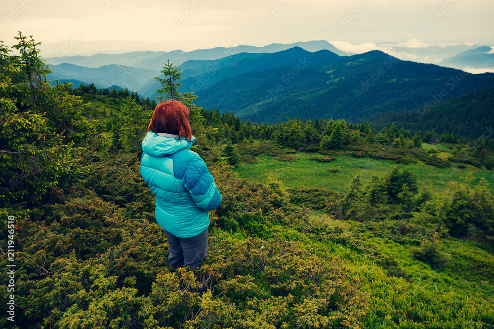 Naklejka premium Adventurer female on the mountain slope