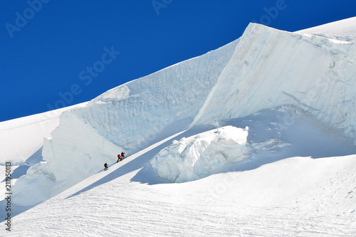 Seracco con alpinisti sul Monte Rosa (verso Capanna Margherita) © Marco Gabbin
