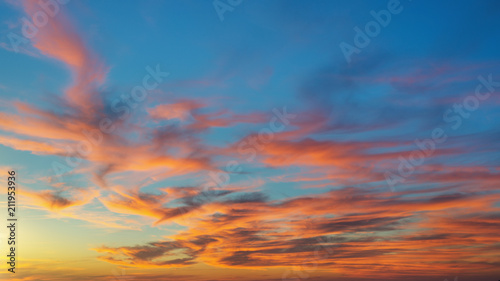 Fototapeta Naklejka Na Ścianę i Meble -  Farben orange und rosa leuchten glühend am Himmel. Panorama bei Sonnenuntergang