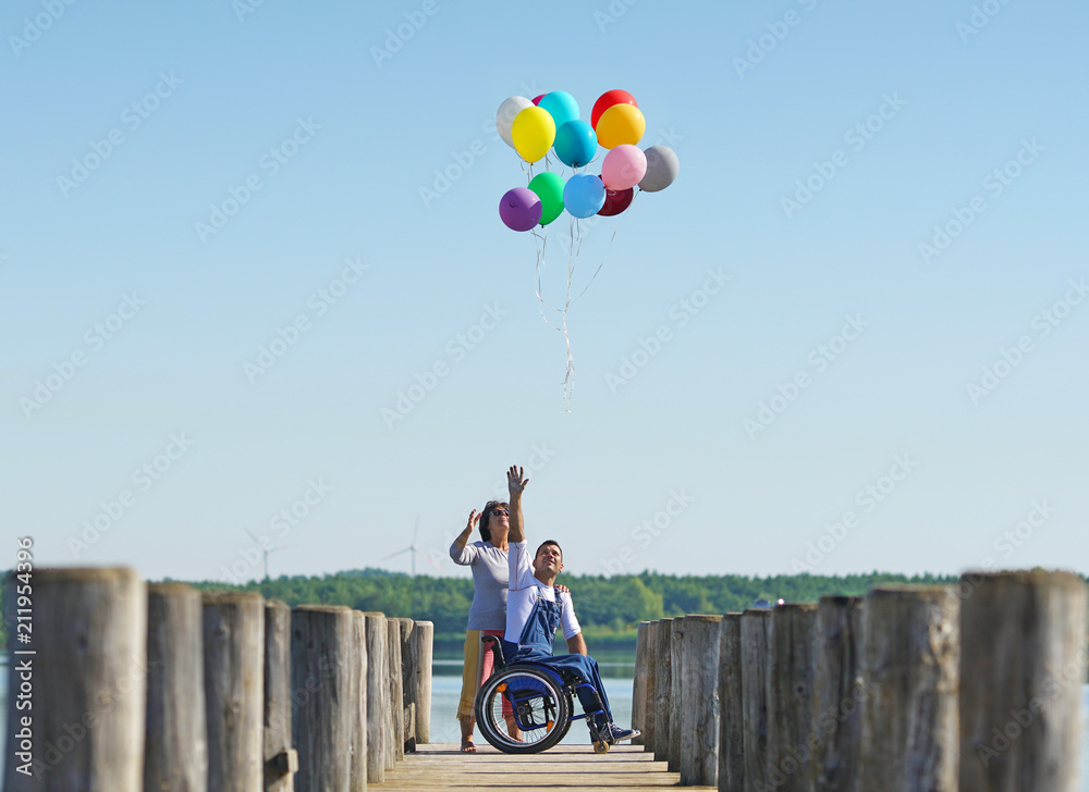 Wunschmotiv: gemeinsam Luftballons steigen lassen #211954396