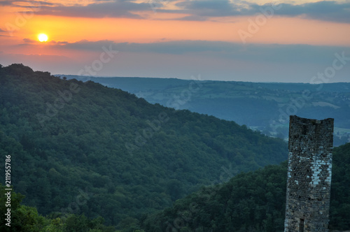 Couché de soleil sur un paysage avec la tour d'un château