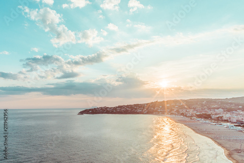 tramonto sulla spiaggia di Serapo a Gaeta con il circeo dietro