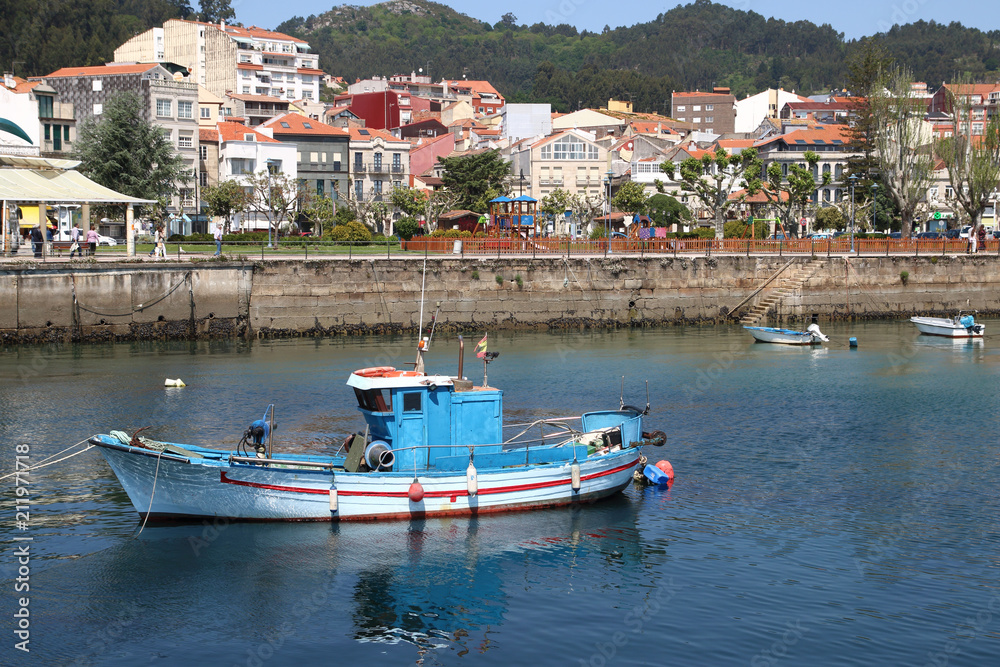 barca azul en el puerto de Cangas do Morrazo en Galicia un día soleado