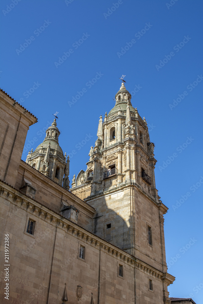 torre de la iglesia de la Clerecia en Salamanca, España