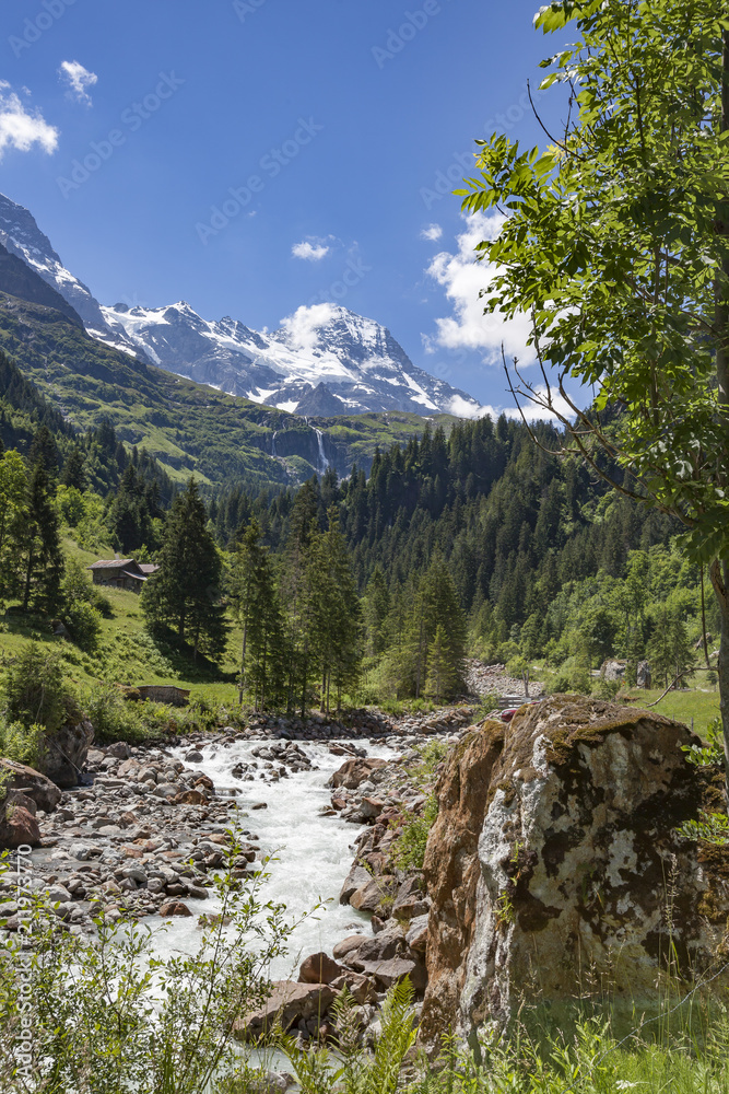 Obraz premium hiking in the Lauterbrunnen valley near Interlaken,Jungfrau Region, Berner Oberland,Switzerland