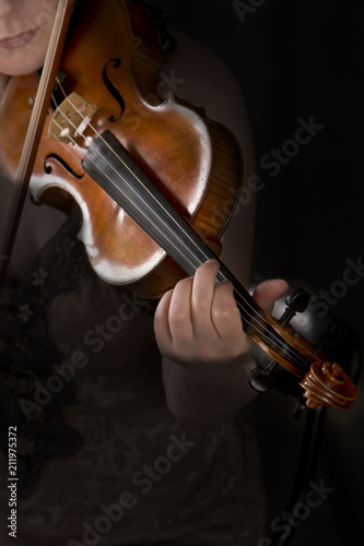 фотографія violinist hands playing violin
