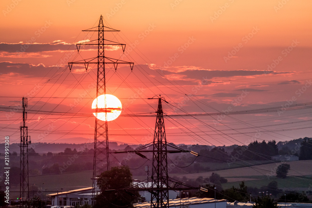 Strommasten bei Sonnenuntergang