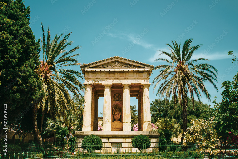 Obraz premium Monument with colums to Alexander Ballower in Barrakka public garden in old town of Valletta, Malta. Sunny summer day