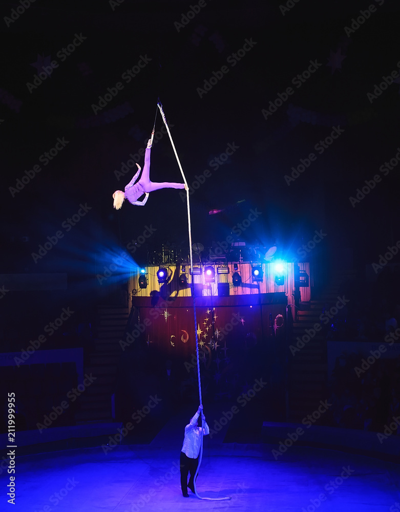 Fotografie Aerial acrobat in the ring
