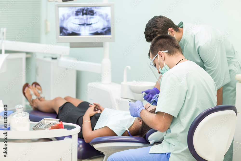 Obraz premium Doctor Dentist with an assistant work in a dental clinic.