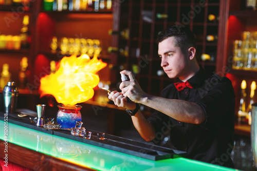 Bild auf Leinwand Bartender makes hot cocktail.