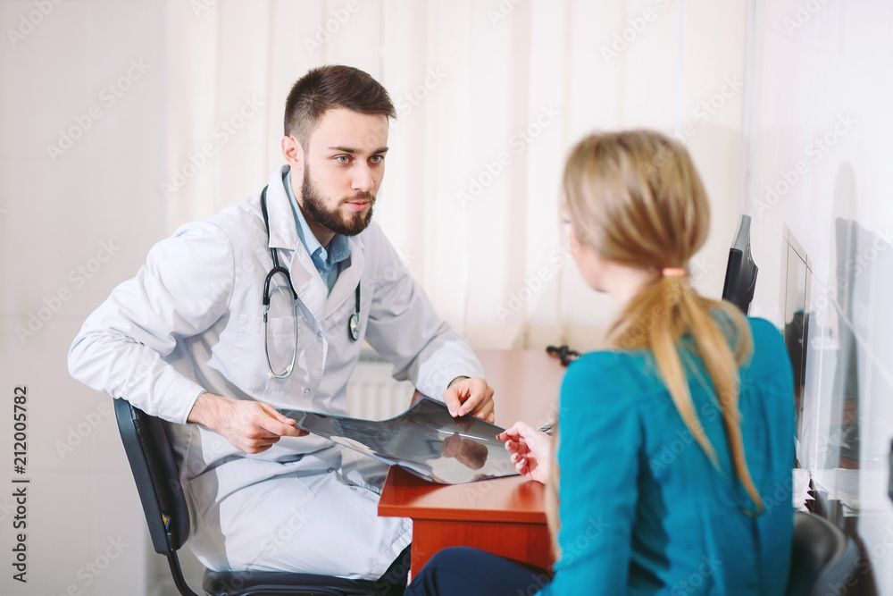 Obraz premium A patient at the doctor at the reception.