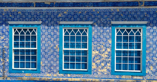 House with facade in blue tiles and windows  Wall and windows  - Fachada colonial com azulejos azuis