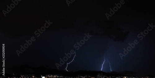 Storm and lightning under the city - Relâmpagos e raios na cidade photo