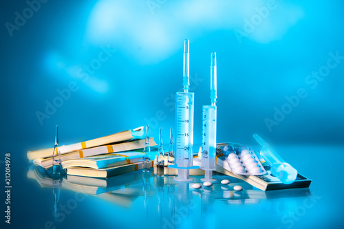 Syringes with bundles of mo...