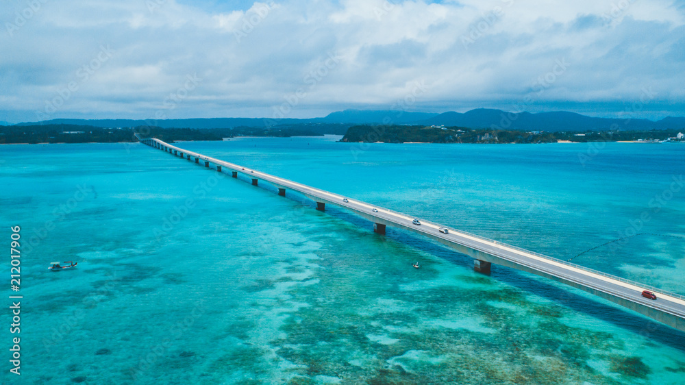 Fototapeta premium Kouri Bridge between Islands in Okinawa, Japan 