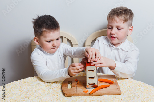 Fotografia two boys spunk boiled carrots