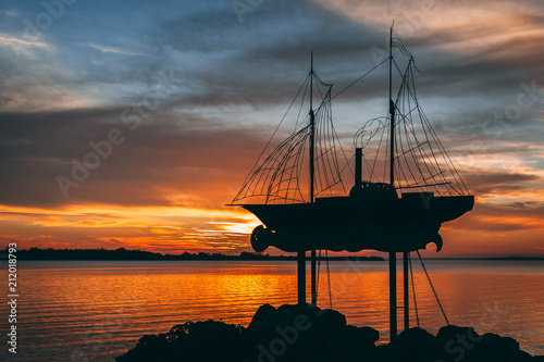 Fototapeta Naklejka Na Ścianę i Meble -  Boat statue at sunset on a lake