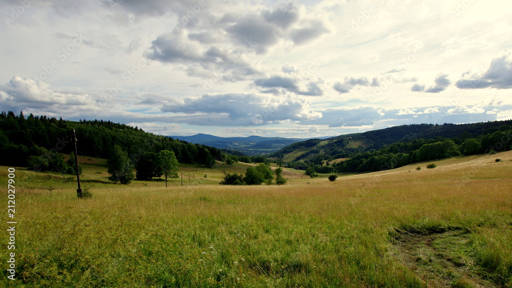 Piękny krajobraz w polskiej części Sudetów w Dolinie Kłodzkiej w okolicach Stronia Śląskiego