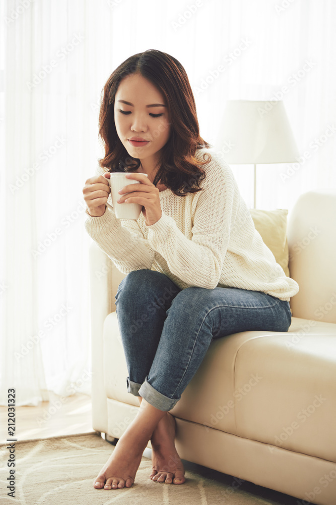 Obraz premium Pretty woman enjoying coffee