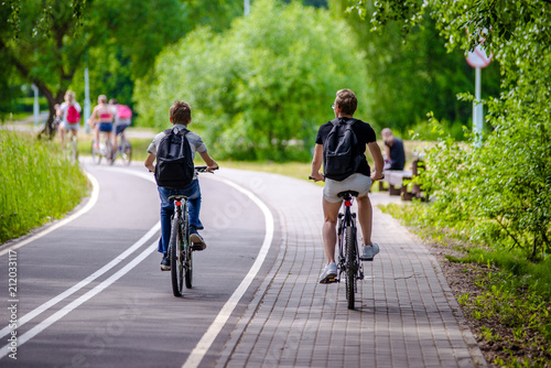 Fototapeta Naklejka Na Ścianę i Meble -      Cyclists ride on the bike path in the city Park 