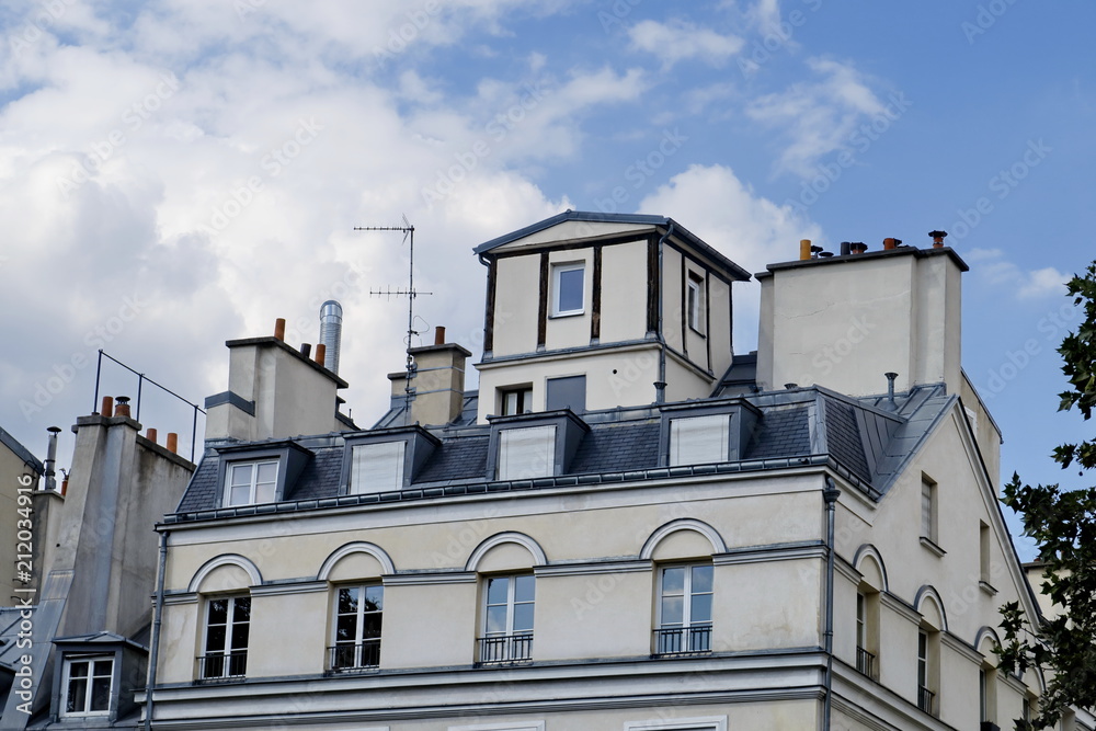 Fototapeta premium Petite maison sur le toit. Immeuble ancien.