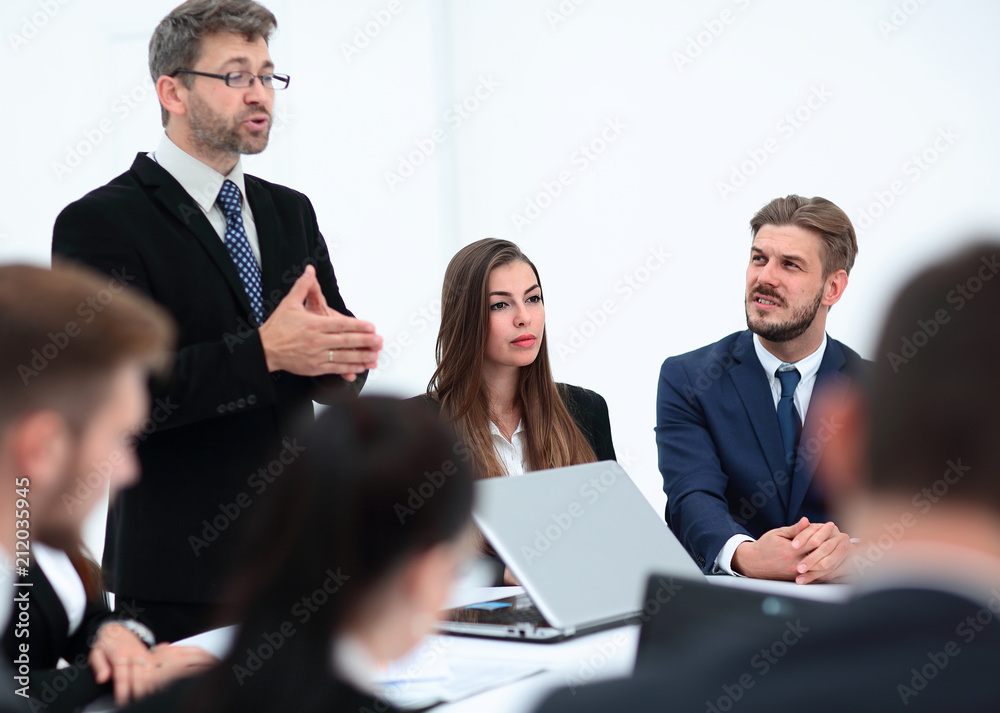 senior Manager makes a report at the briefing. senior Manager makes a report at the briefing.