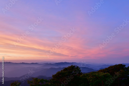 夕日に染まる大台ケ原の山並み © Scott Mirror