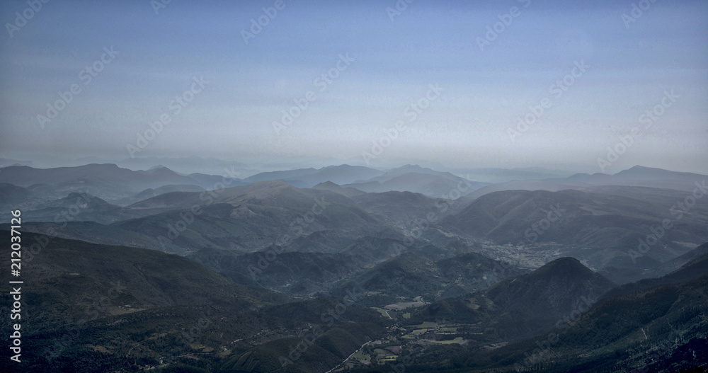 Les Alpilles vues du mont Ventoux à Sault, Vaucluse, France