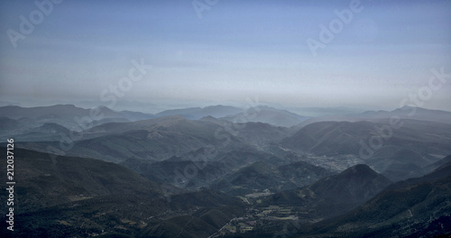 Les Alpilles vues du mont Ventoux à Sault, Vaucluse, France