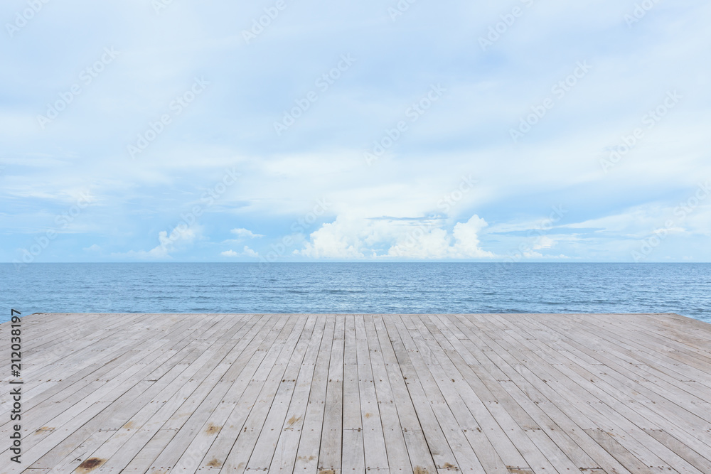 Naklejka premium puste molo drewniane pokładu z widokiem na morze tle morza spokojne i spokojne