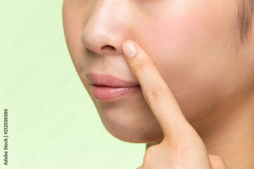 Naklejka premium 鼻のスキンケア