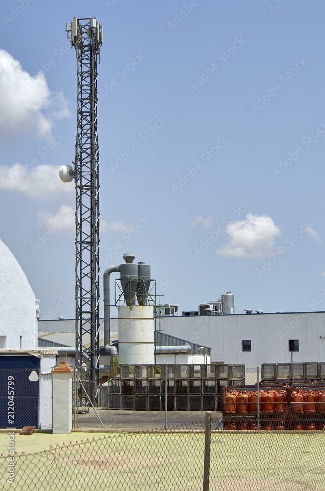 Obraz premium Big industrial warehouse building