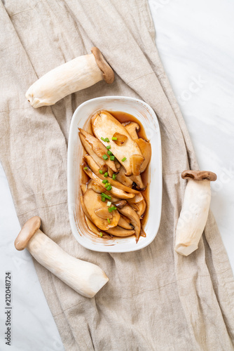 stir-fried king oyster mushroom in oyster sauce photo