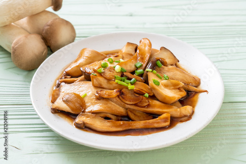 stir-fried king oyster mushroom in oyster sauce photo