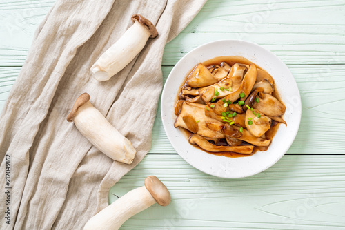 stir-fried king oyster mushroom in oyster sauce photo