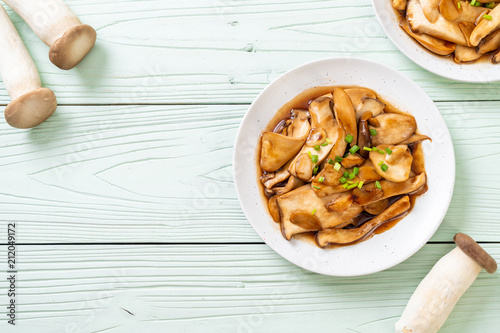 stir-fried king oyster mushroom in oyster sauce photo