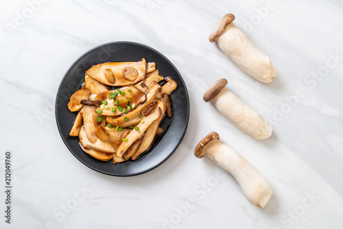 stir-fried king oyster mushroom in oyster sauce photo