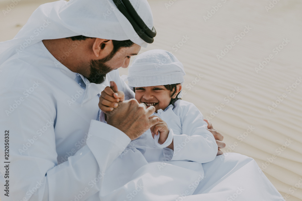 Naklejka premium ojciec i syn spędzają czas na pustyni