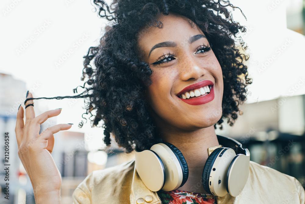 Φωτογραφία Beautiful latin woman with curly hair, portrait set in the city