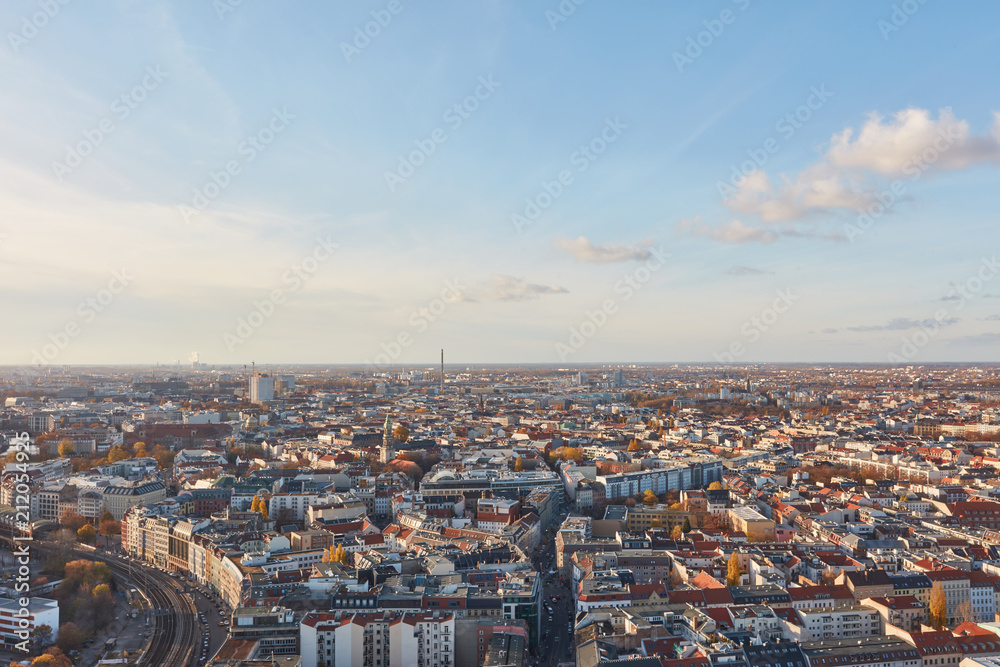 Urbane Großstadt Berlin von oben mit Himmel
