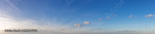 Panorama Hintergrund mit blauer Himmel und Wolken photo