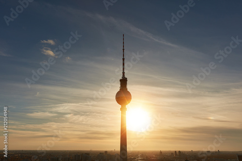 Fernsehturm in Berlin bei Sonnenuntergang als Silhouette