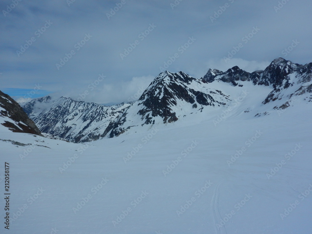 Obraz premium beautiful early spring skitouring in otztal alps