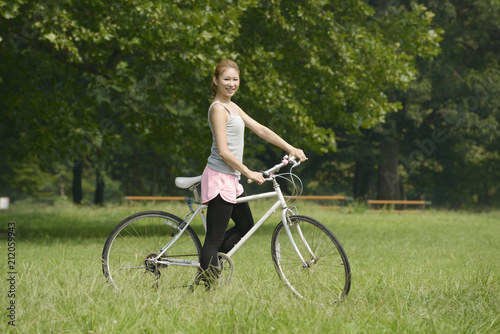 Fototapeta Naklejka Na Ścianę i Meble -  自転車に乗る女性