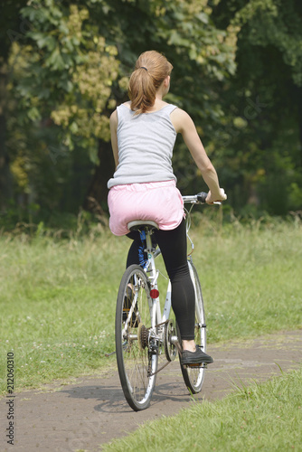 サイクリングを楽しむ女性